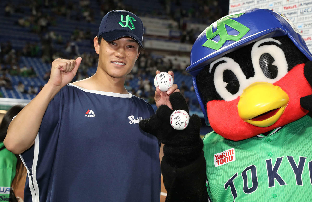 ヤクルト対DeNA 5勝目を挙げて、つば九郎と写真に納まる高橋（2024年8月24日撮影）