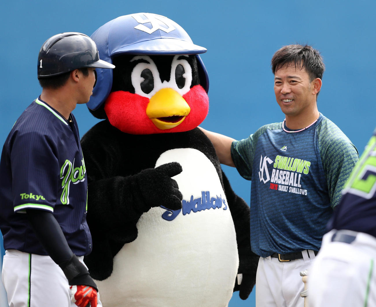 ヤクルト沖縄・浦添春季キャンプ　つば九郎と談笑する雄平（高井雄平）。左は山田哲人＝2020年2月21日