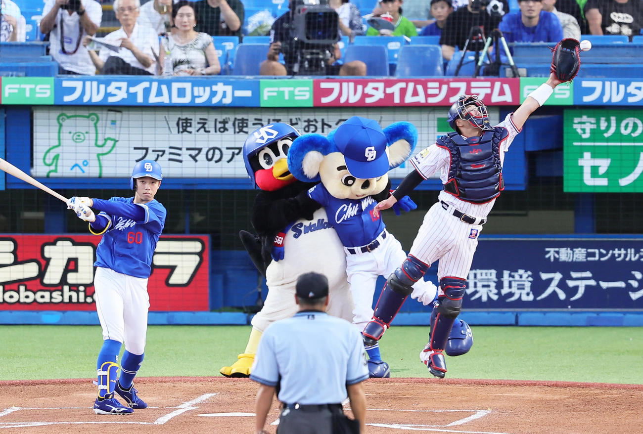 23年8月、中日戦でドアラを羽交い締めにする