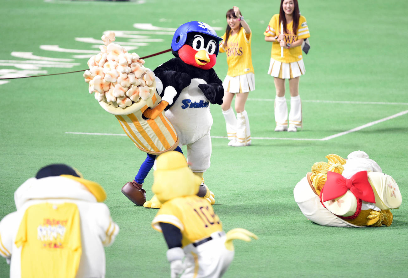 2015年10月25日、日本シリーズ第2戦　ソフトバンク対ヤクルト　3回表終了後、キャラクターの競争でゴール前で立ちはだかり、次々と倒すつば九郎（中央）