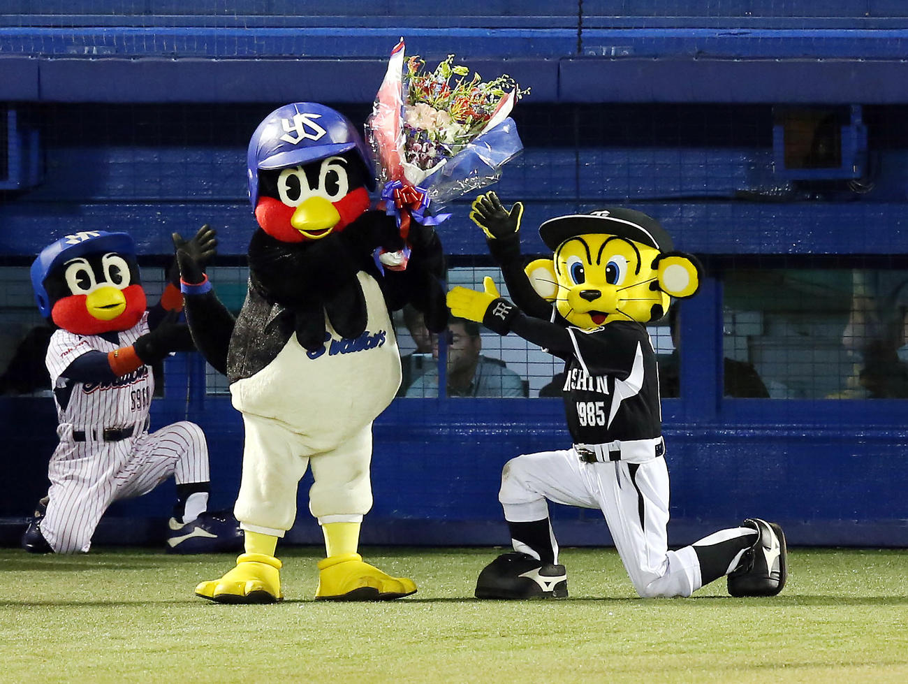 2014年4月4日、20周年を迎え、トラッキー（右）から花束を受け取るつば九郎
