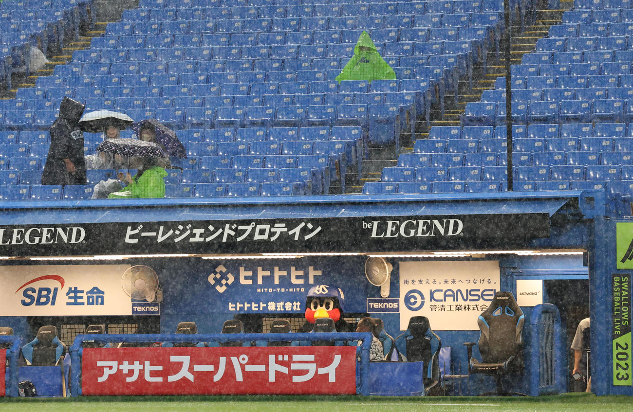 23年9月、阪神戦でベンチで雨宿り