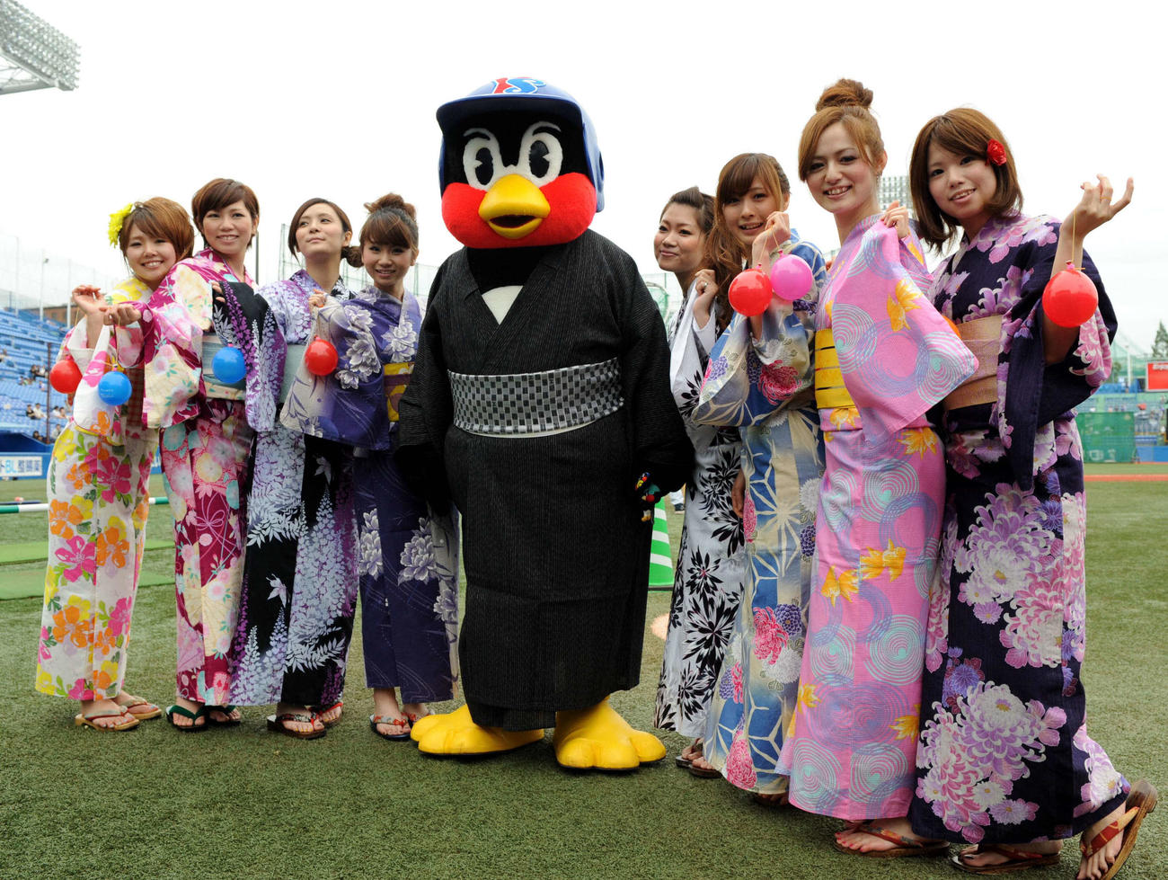 2011年6月25日、ゆかたデーのこの日ゆかた姿でポーズをとるパッション、つば九郎