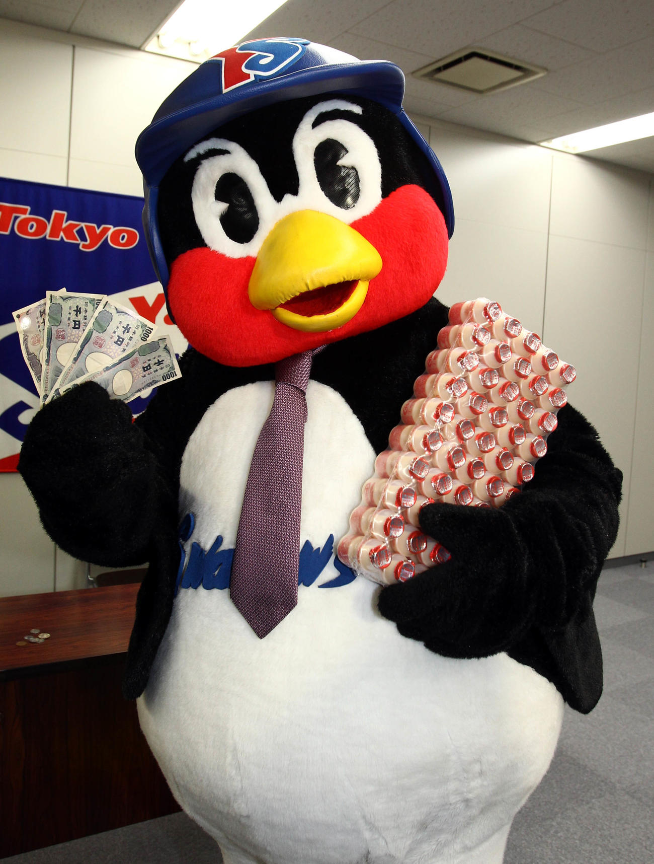 10年12月、年俸8960円とヤクルト1年分で契約更改し満足そう