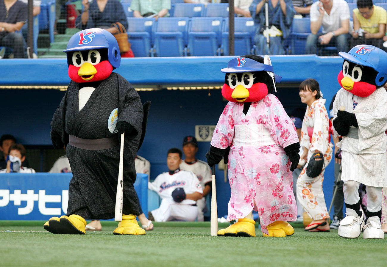 08年7月、広島戦でつばみ（中央）、燕太郎（右）と