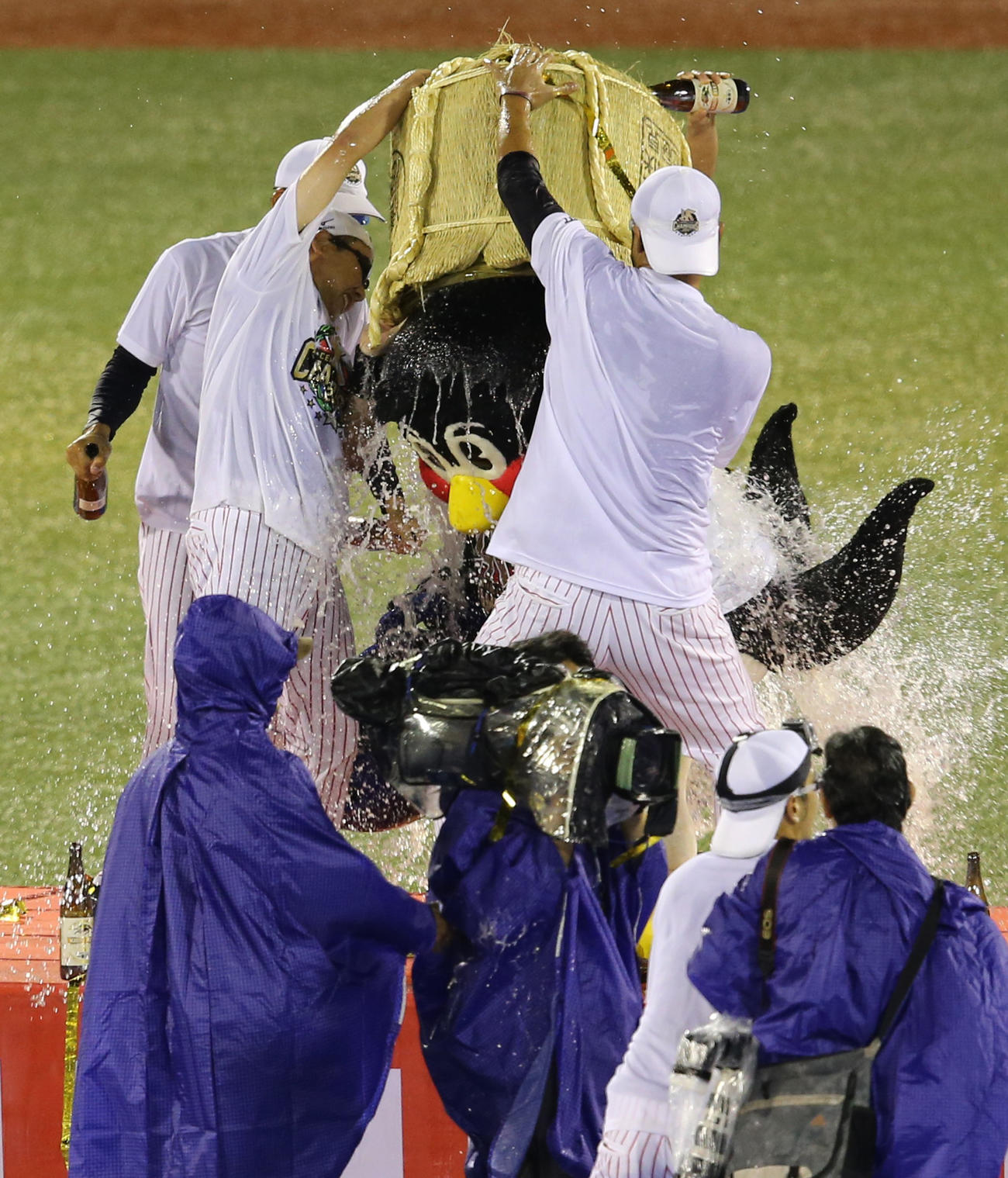 2015年10月2日、祝勝会で酒をかけられるつば九郎
