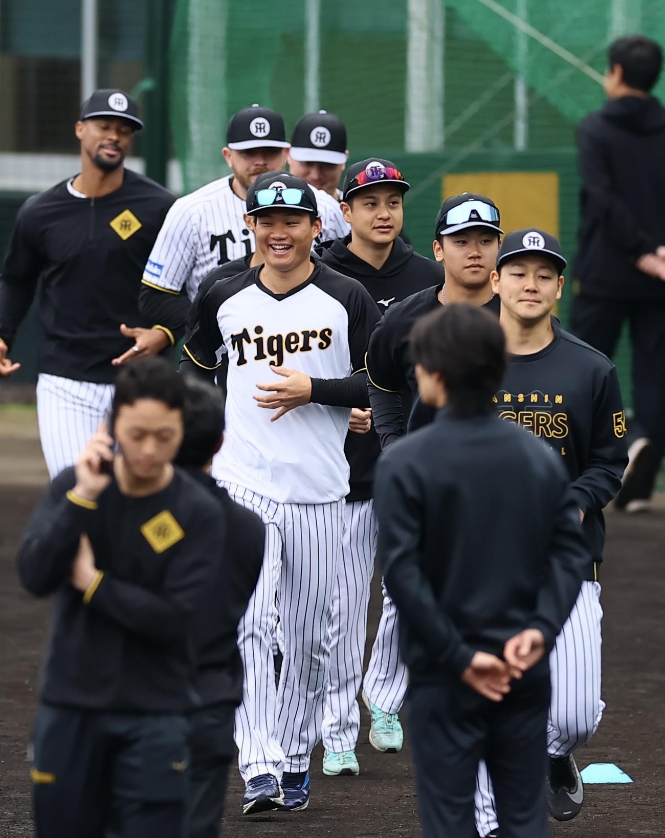 ウオーミングアップに合流した森下（中央）（撮影・藤尾明華）