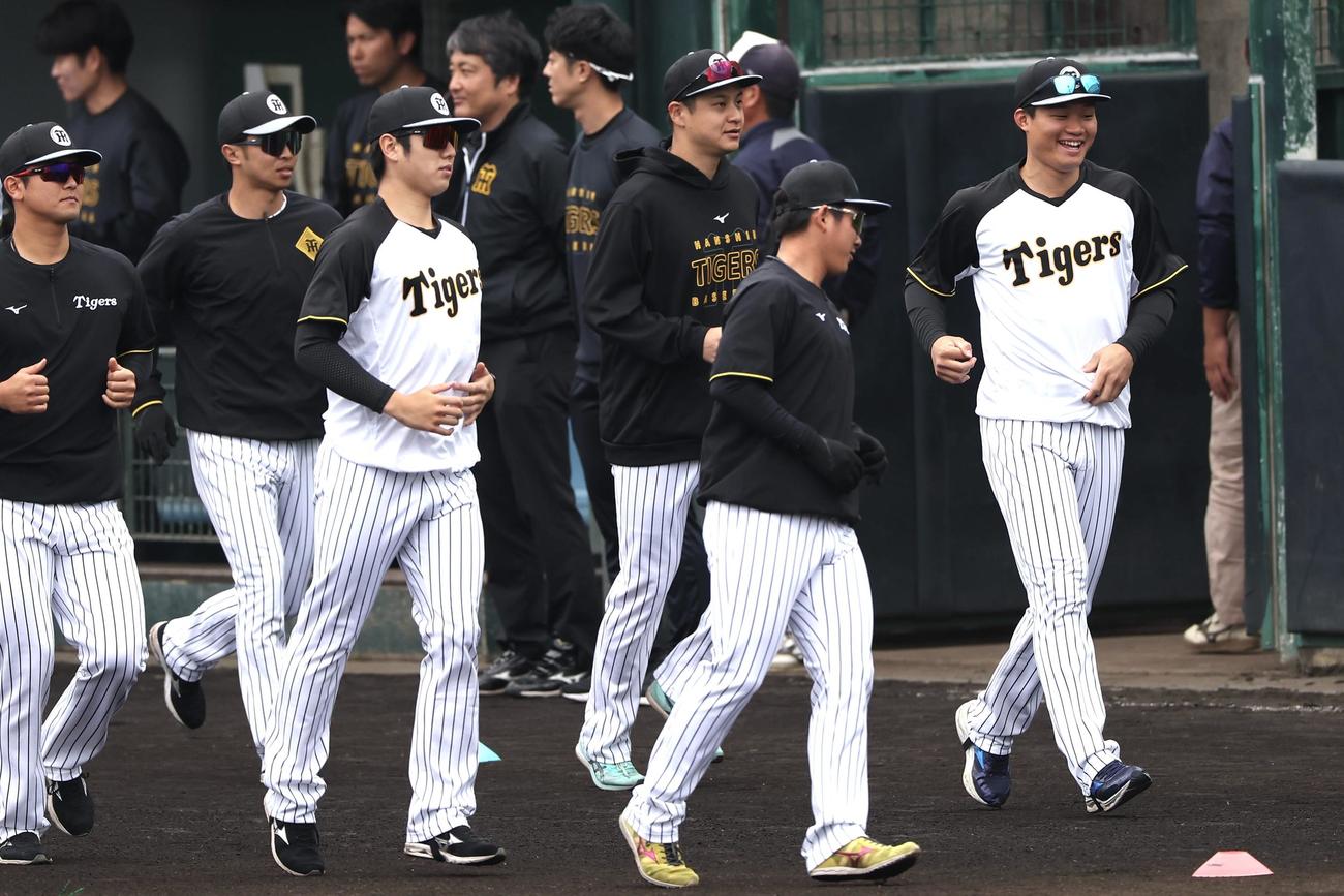 ウオーミングアップで笑顔を見せる阪神森下（右端）（撮影・前田充）