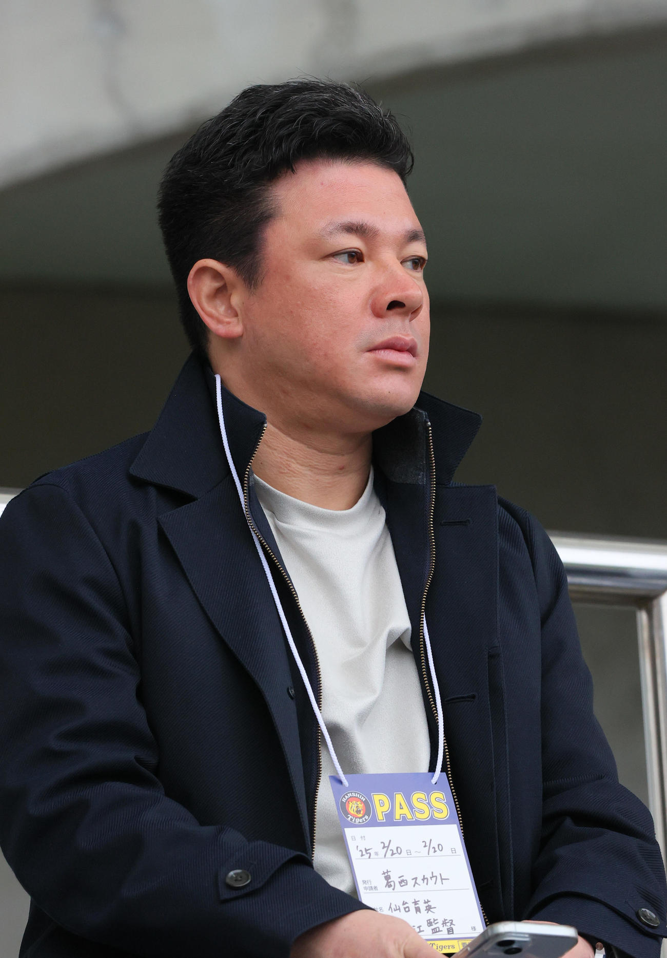 宜野座に訪れた仙台育英の須江監督（撮影・上山淳一）