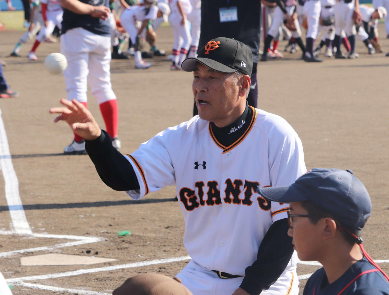 3年11月4日　長嶋茂雄少年野球教室で野球少年に指導する巨人OBの村田氏（撮影・小早川宗一郎）
