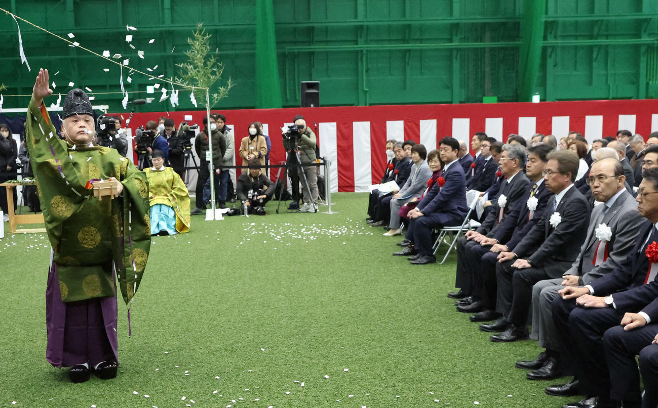 阪神2軍の新本拠地となる日鉄鋼板SGLスタジアム尼崎が完成し竣工式に臨む阪神岡田彰布オーナー付き顧問（右から2人目）（撮影・西尾就之）