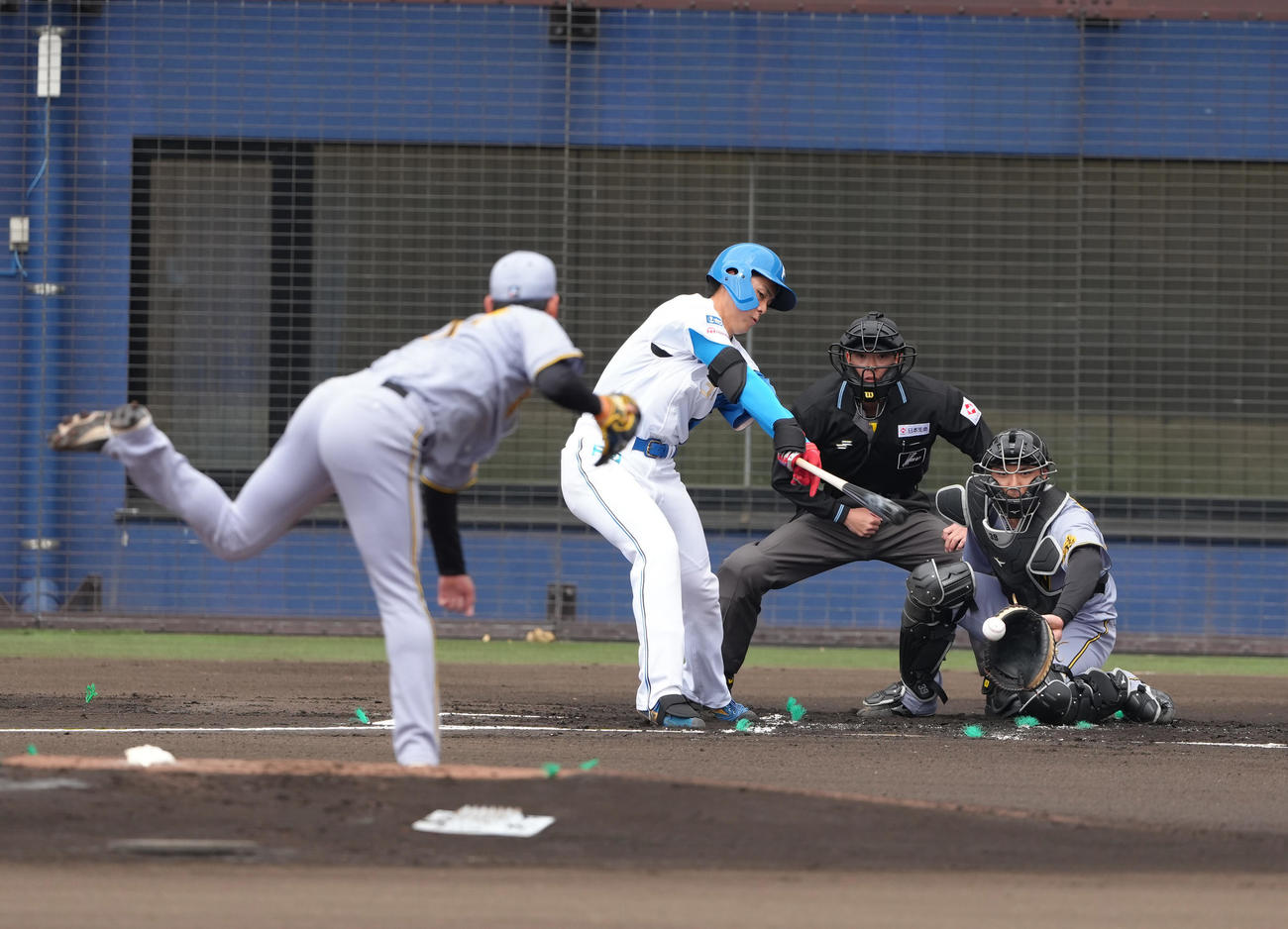 日本ハム対阪神　1回裏日本ハム無死、柴田は空振り三振に倒れる。投手及川（撮影・足立雅史）