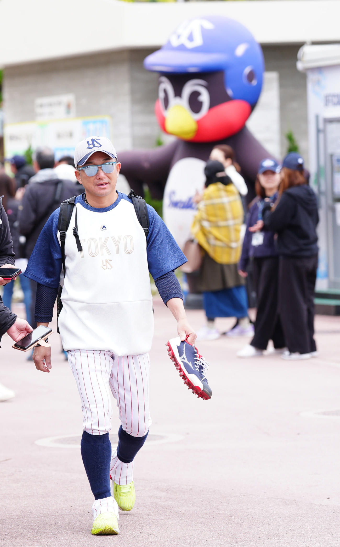 練習中、移動するヤクルト石川（撮影・江口和貴）