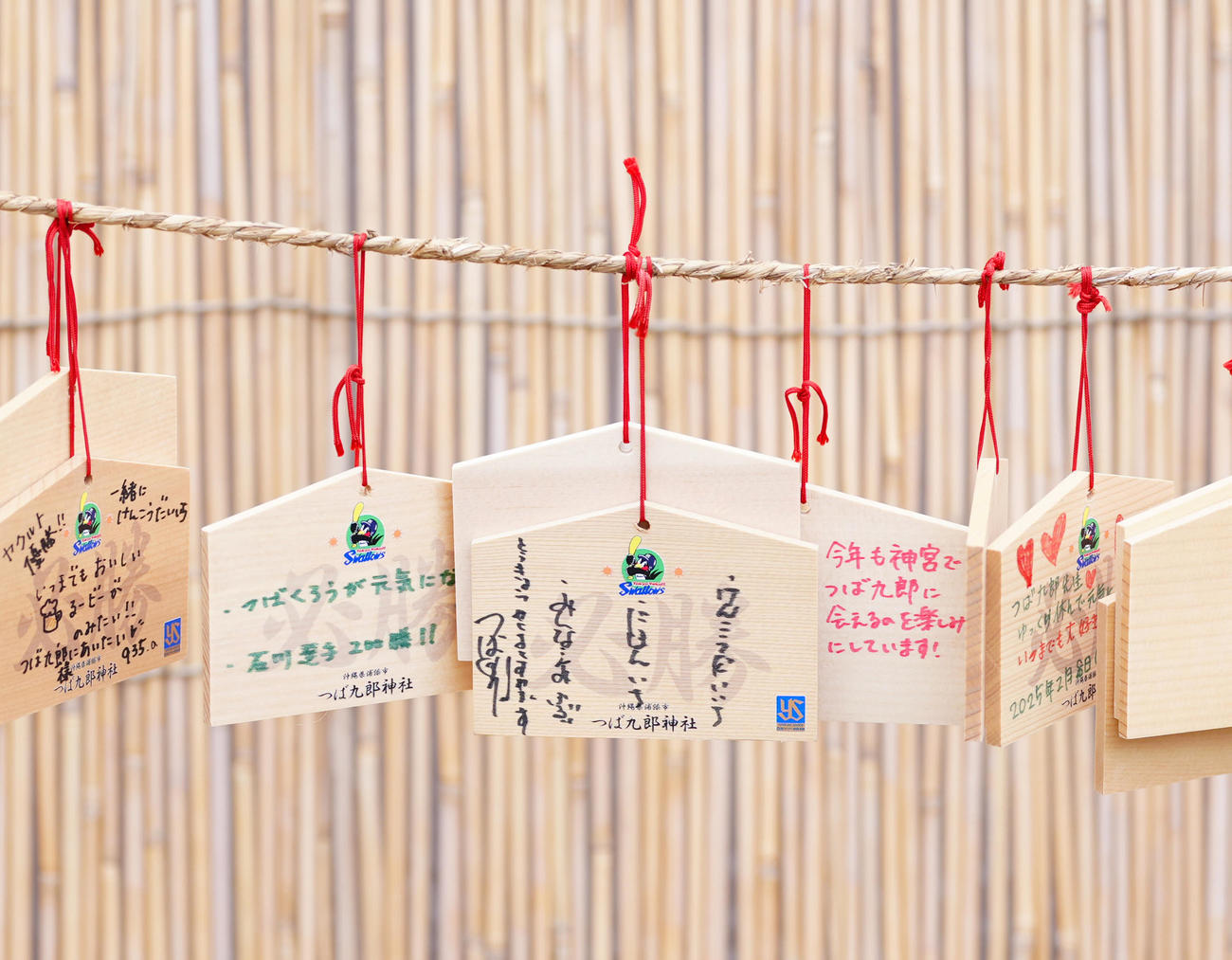 沖縄・浦添市にあるつば九郎神社にかけられるつば九郎が「けんこうだいいち」「にほんいち」「みんなえみふる」と記した絵馬（撮影・江口和貴）