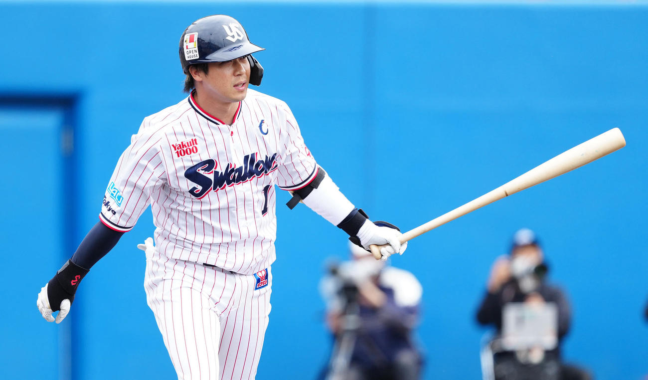 ヤクルト対中日　3回表ヤクルト1死一塁、右前打を放つ山田（撮影・江口和貴）