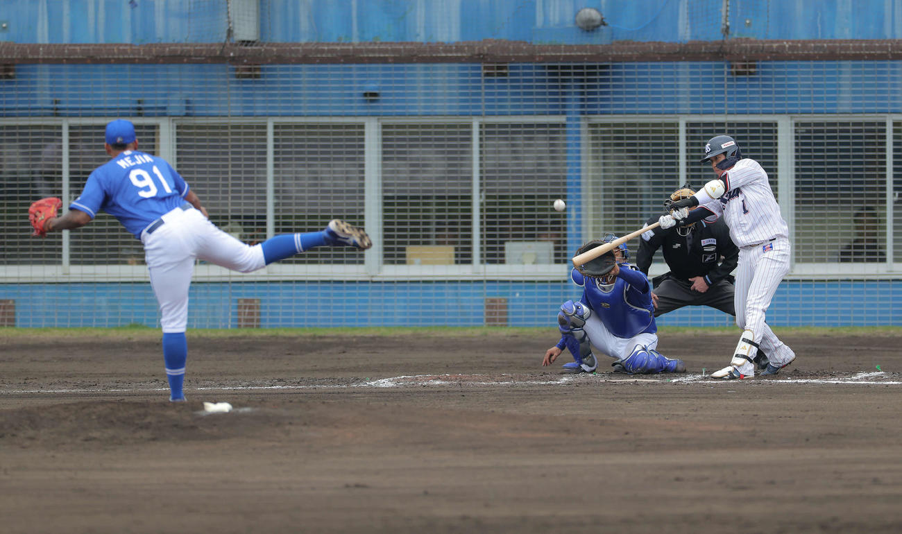 ヤクルト対中日　3回表ヤクルト1死一塁、右前打を放つ山田哲人。投手メヒア（撮影・河田真司）