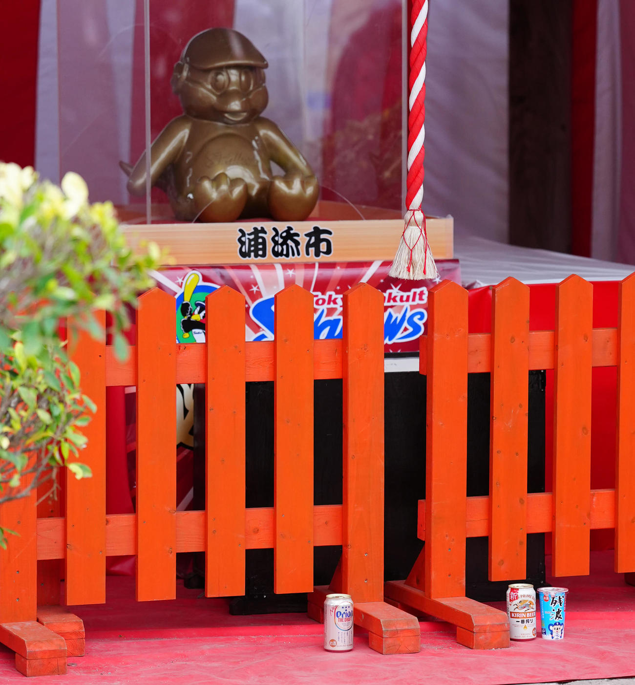 沖縄・浦添市にあるつば九郎神社にはファンがお酒を供えた（撮影・江口和貴）