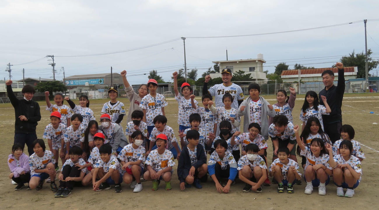 ゲストティーチャーとして子どもたちと記念撮影する阪神秋山拓巳ベースボールアンバサダー（後列中央）と三浦伊織氏（後列左から4人目）（撮影・磯綾乃）