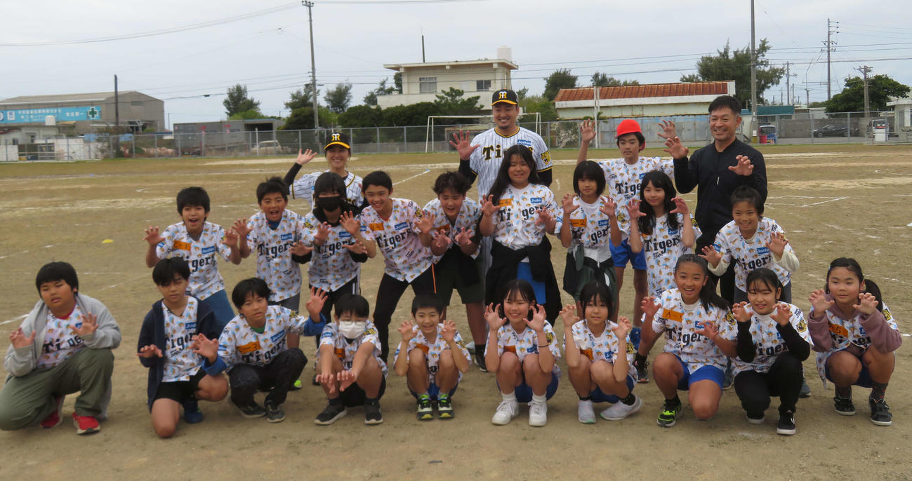 ゲストティーチャーとして小学6年生の子どもたちと記念撮影する阪神秋山拓巳ベースボールアンバサダー（後列左から2人目）と三浦伊織氏（後列左端）（撮影・磯綾乃）