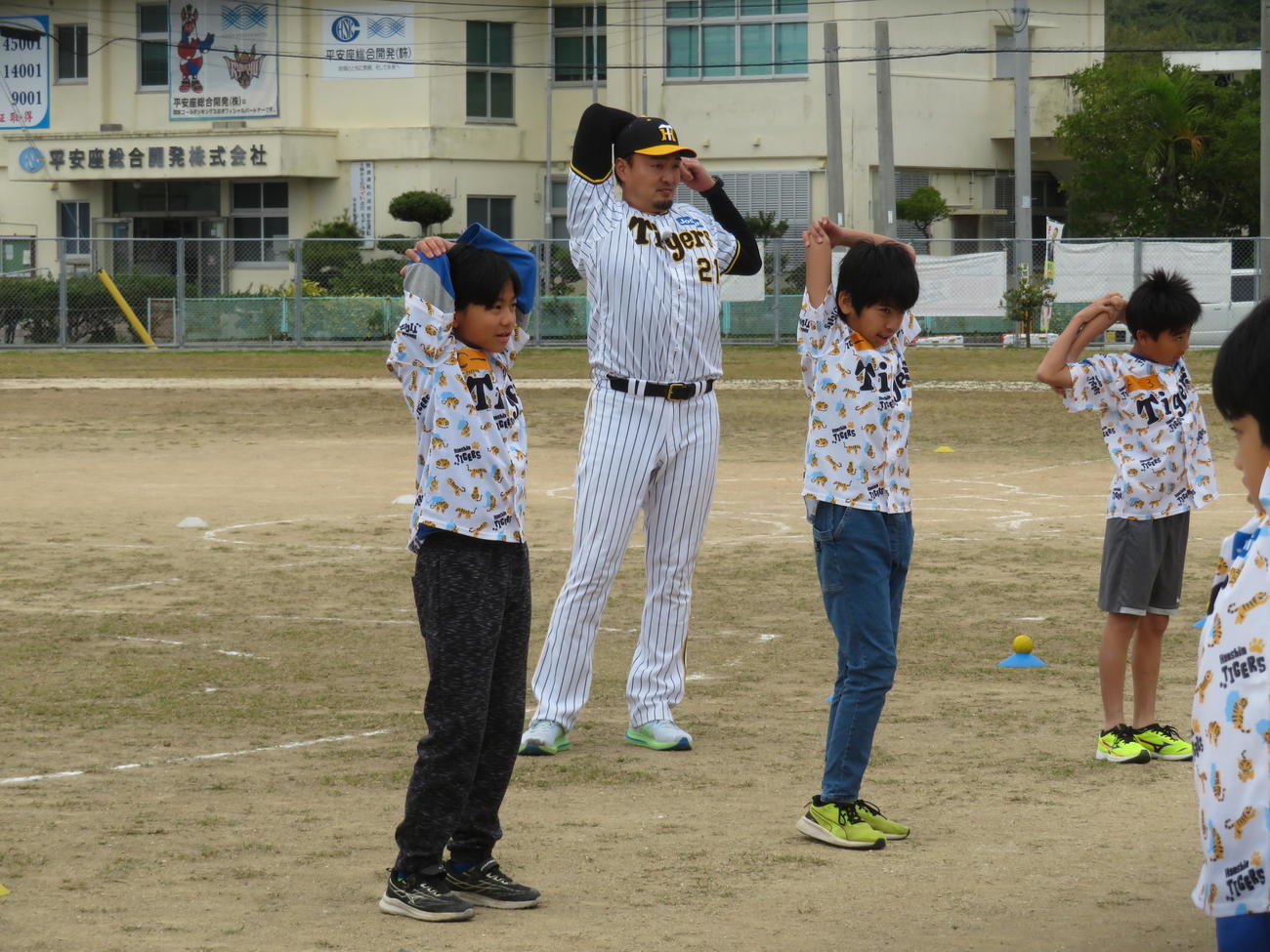 ゲストティーチャーとして子どもたちに体をほぐす阪神秋山拓巳ベースボールアンバサダー（撮影・磯綾乃）