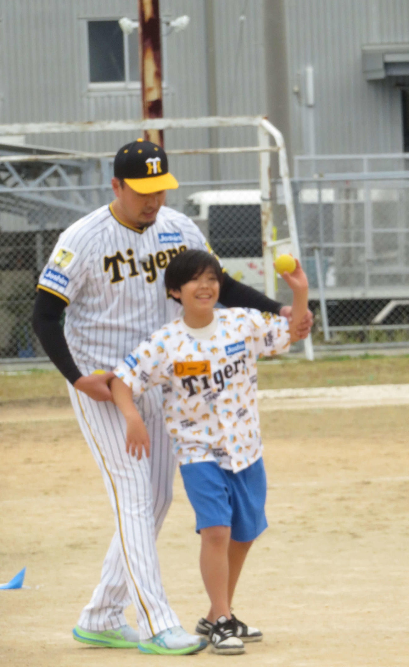 ゲストティーチャーとして子どもに指導する阪神秋山拓巳ベースボールアンバサダー（撮影・磯綾乃）