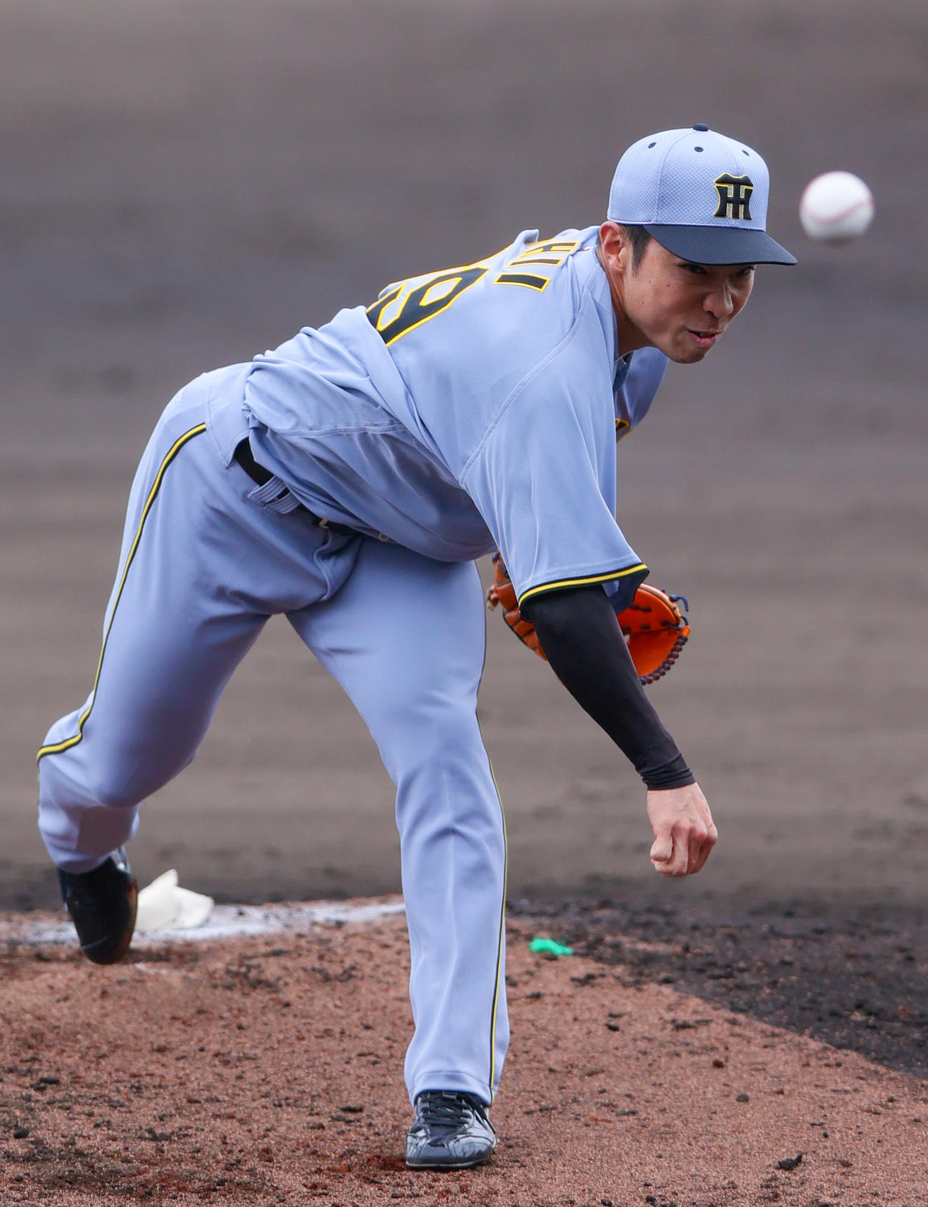 2軍練習試合・日本ハム対阪神　4回裏に登板する阪神石井（撮影・上山淳一）