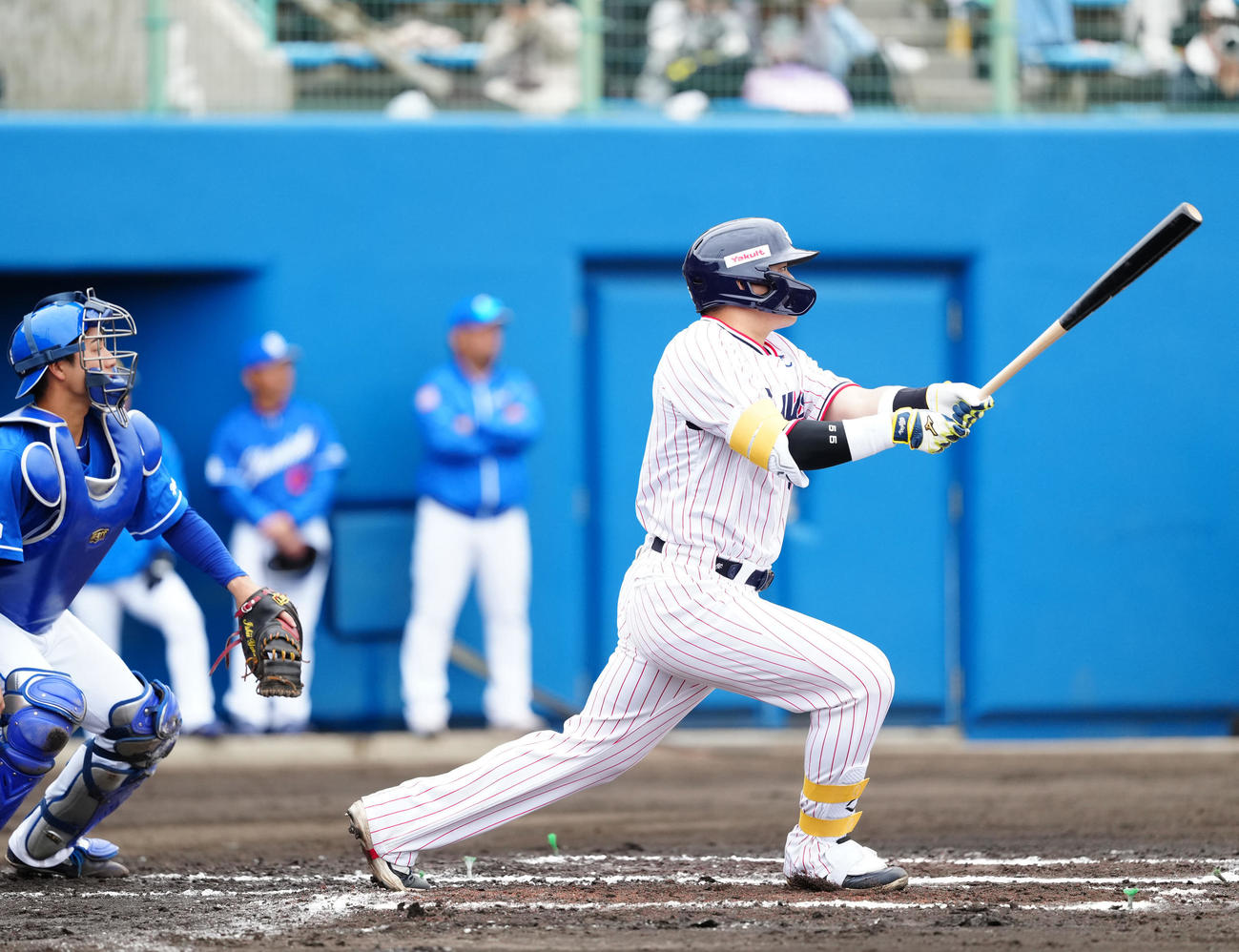 ヤクルト対ロッテ　2回表ヤクルト無死、二塁打を放つ村上（撮影・江口和貴）