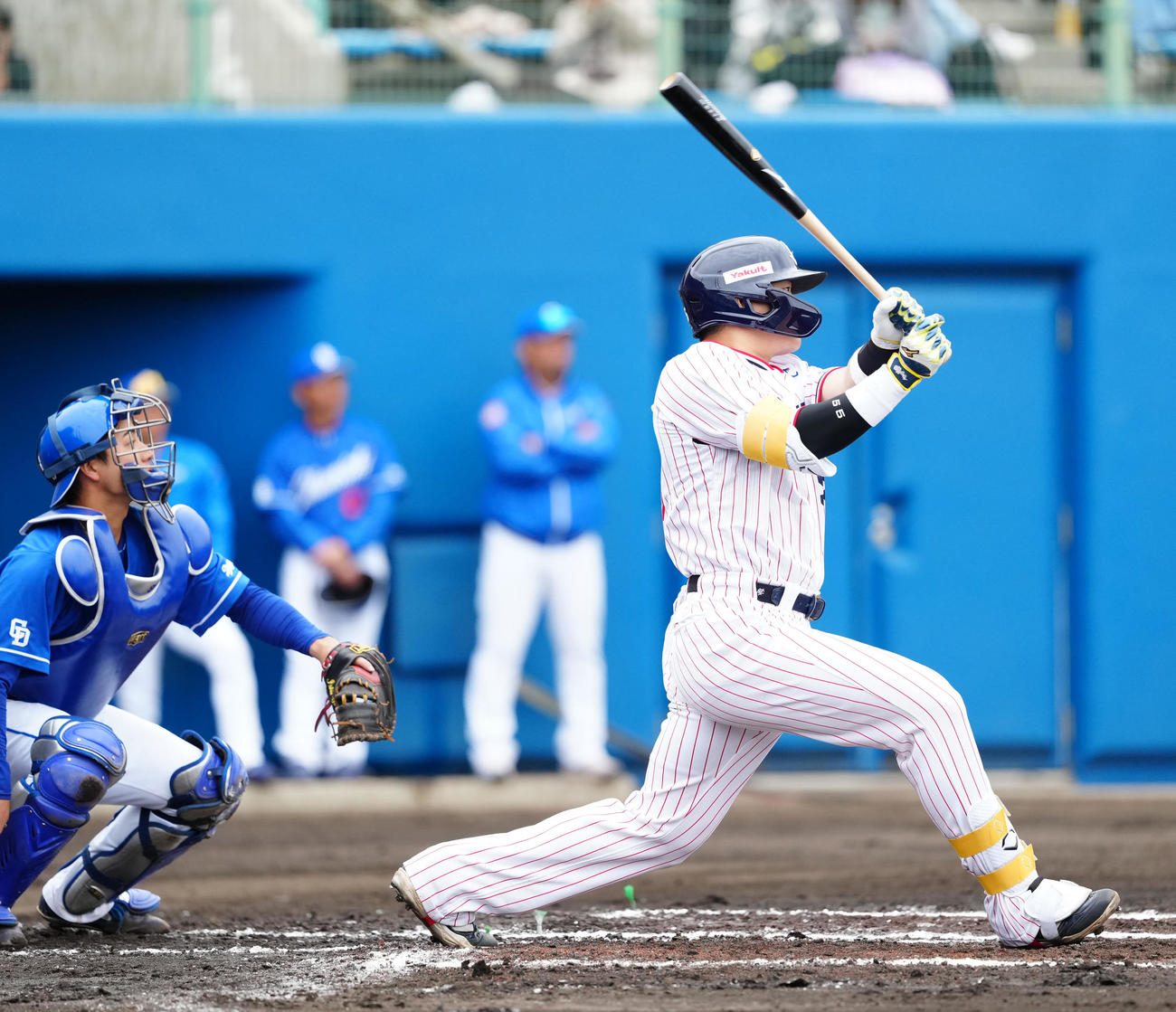 ヤクルト対ロッテ　2回表ヤクルト無死、二塁打を放つ村上（撮影・江口和貴）