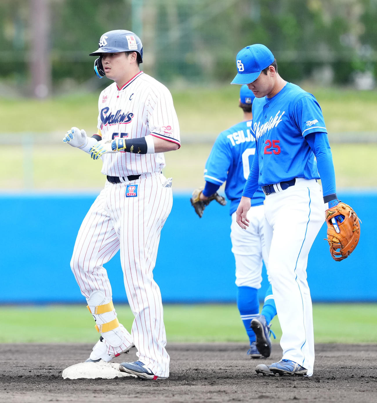 ヤクルト対中日　2回表ヤクルト無死、二塁打を放った村上（左）（撮影・江口和貴）