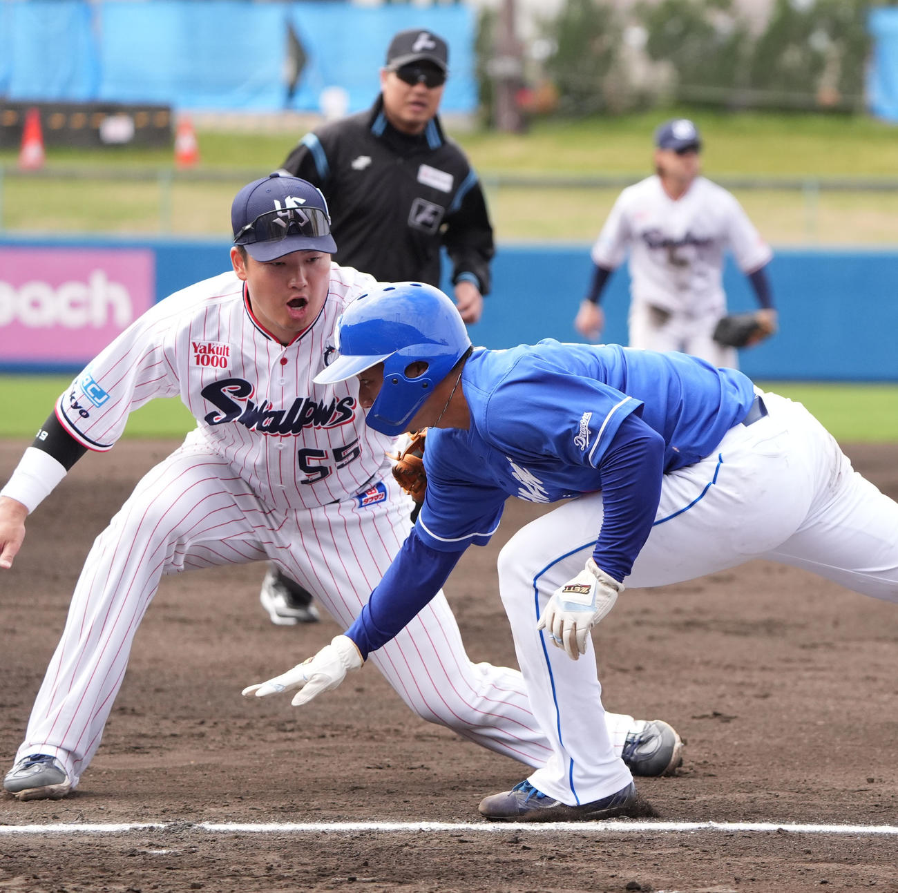 ヤクルト対中日　2回裏中日1死一、三塁、三塁走者・石伊が飛び出しタッチする村上（左）（撮影・森本幸一）
