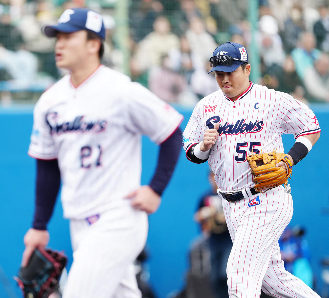 ヤクルト対ロッテ　1回裏、終了後、ベンチに引き揚げるヤクルト三塁手の村上（右）（撮影・江口和貴）