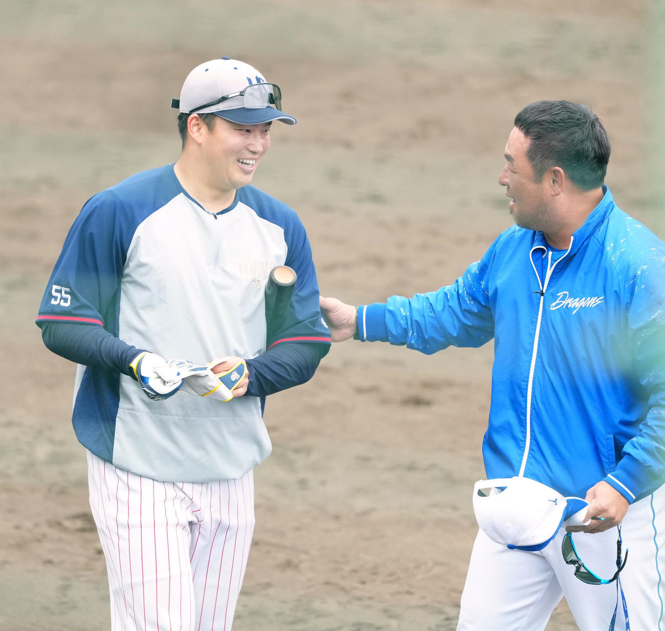 ヤクルト対中日　試合前、中日松中打撃統括コーチ（右）と言葉を交わすヤクルト村上（撮影・江口和貴）