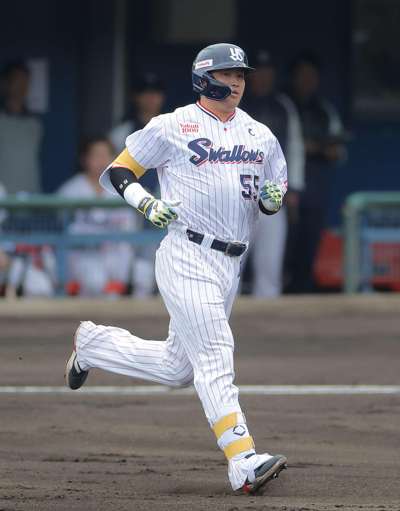 ヤクルト対中日　2回表ヤクルト無死、中二塁打を放つ村上（撮影・河田真司）