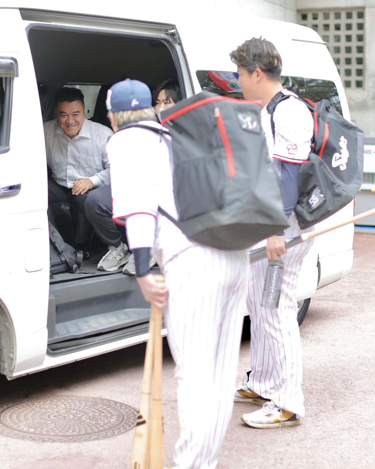 ヤクルト村上（左）と山田と言葉を交わすアンタッチャブル山崎弘也（撮影・河田真司）