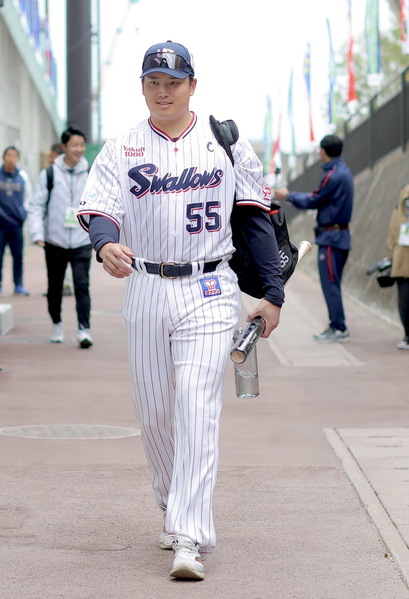 移動するヤクルト村上（撮影・河田真司）