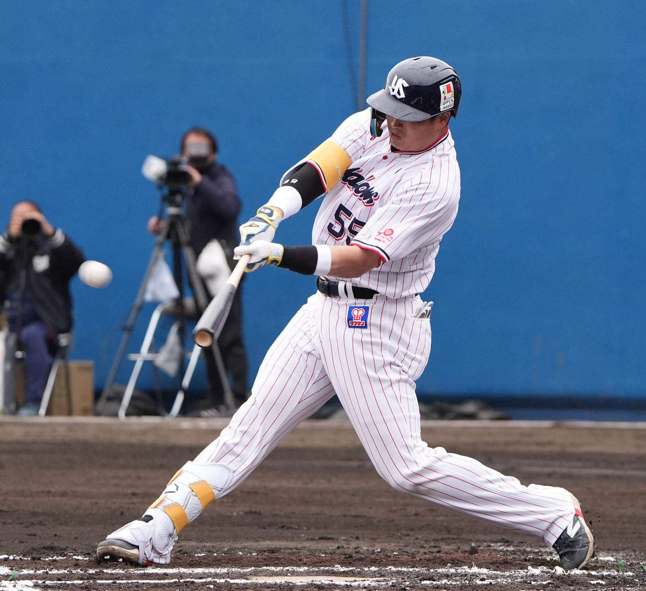 ヤクルト対中日　2回表ヤクルト無死、左中間へ二塁打を放つ村上（撮影・森本幸一）