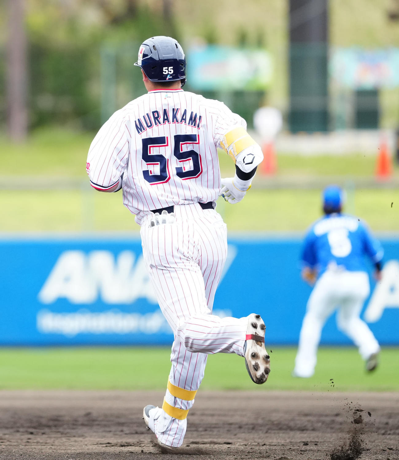 ヤクルト対ロッテ　2回表ヤクルト無死、二塁打を放つ村上（撮影・江口和貴）