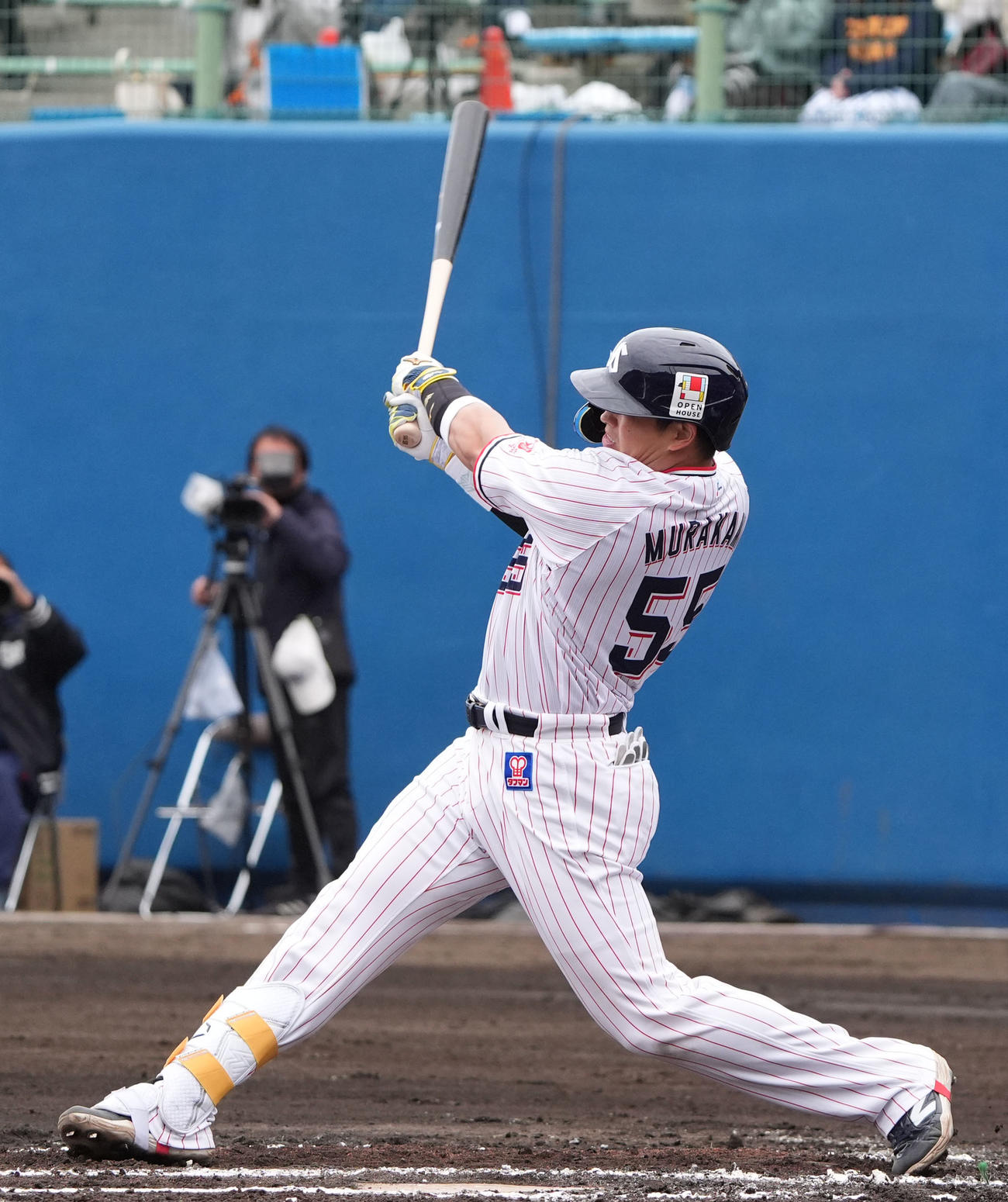 ヤクルト対中日　2回表ヤクルト無死、左中間へ二塁打を放つ村上（撮影・森本幸一）