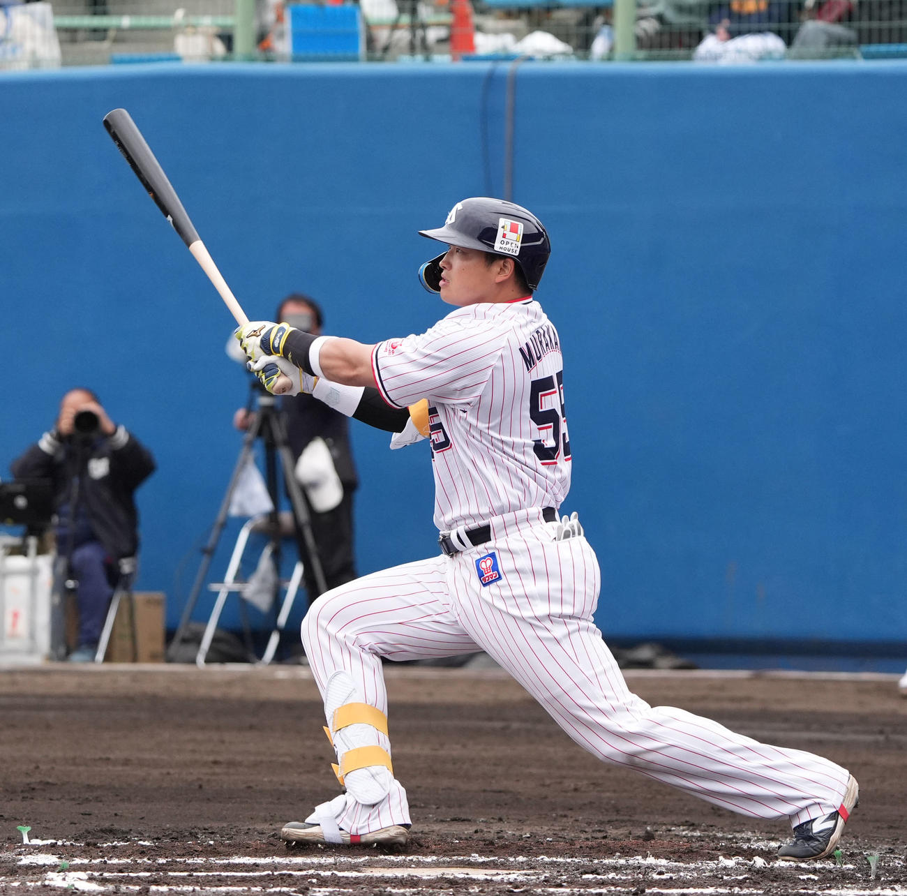 ヤクルト対中日　2回表ヤクルト無死、左中間へ二塁打を放つ村上（撮影・森本幸一）