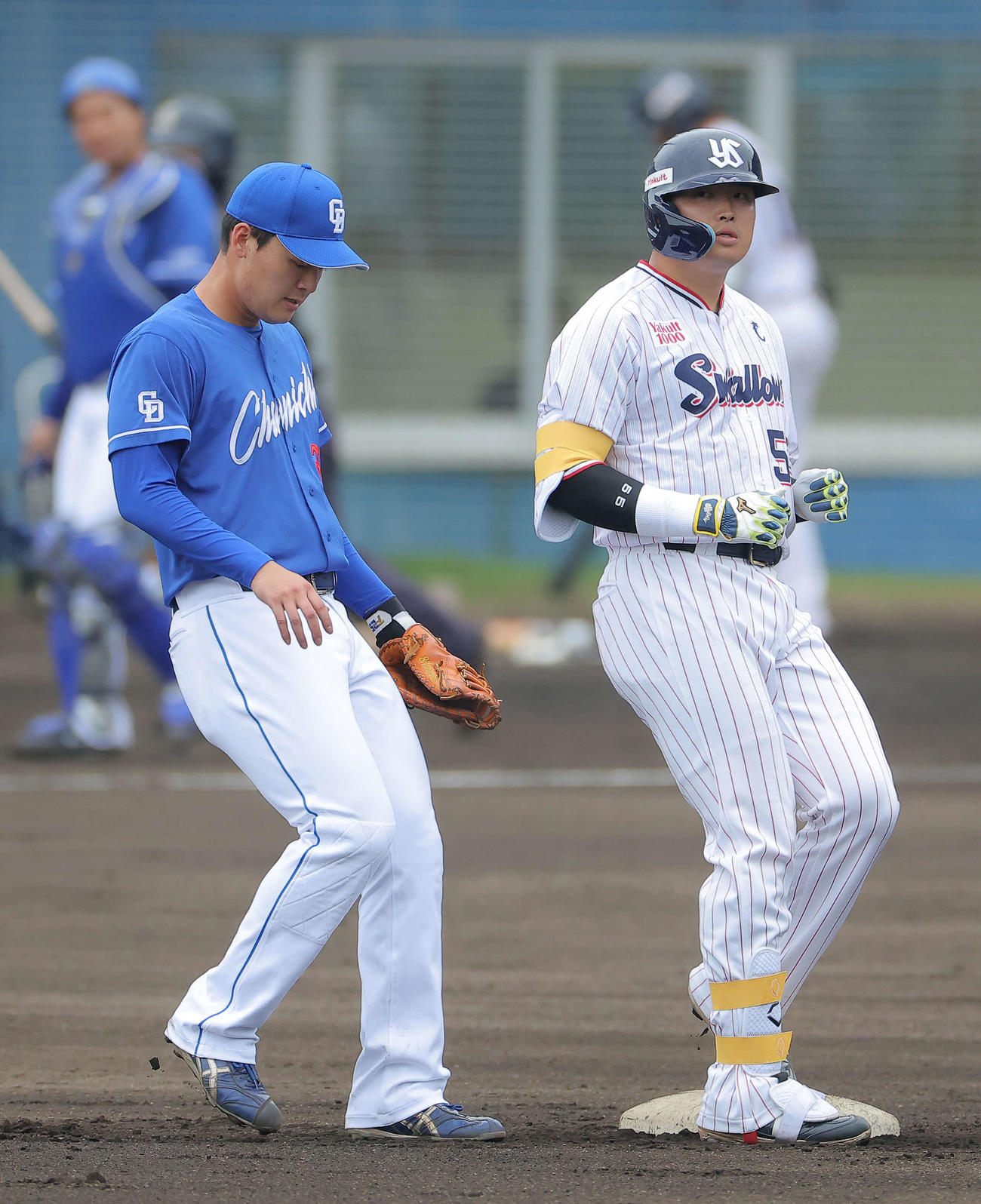 ヤクルト対中日　2回表ヤクルト無死、中二塁打を放ち出塁する村上（撮影・河田真司）