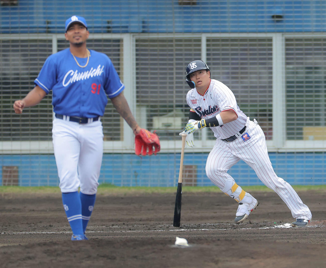 ヤクルト対中日　2回表ヤクルト無死、中二塁打を放つ村上。投手メヒア（撮影・河田真司）