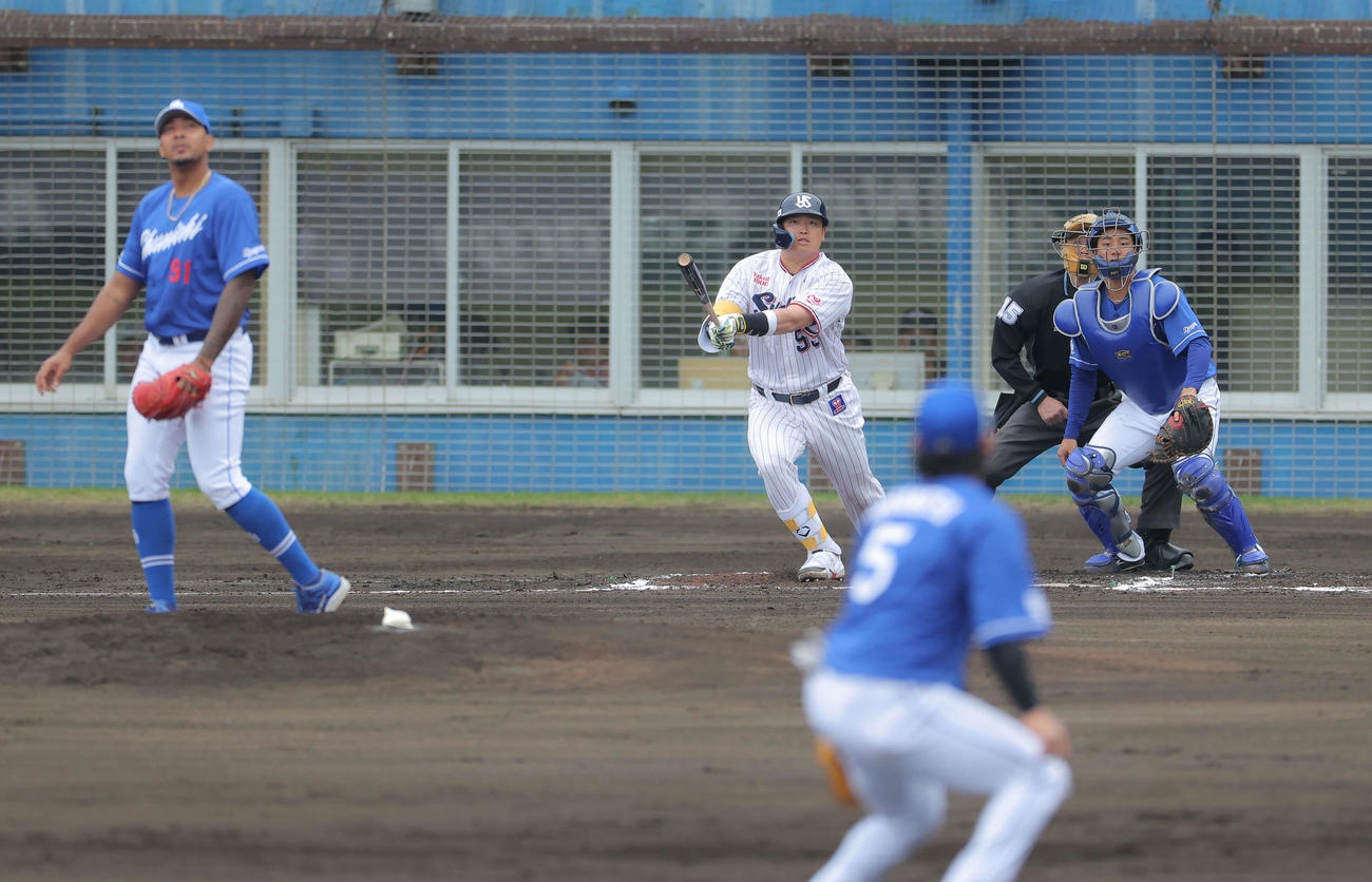 ヤクルト対中日　2回表ヤクルト無死、中二塁打を放つ村上。投手メヒア（撮影・河田真司）
