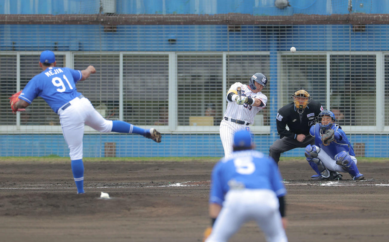 ヤクルト対中日　2回表ヤクルト無死、中二塁打を放つ村上。投手メヒア（撮影・河田真司）