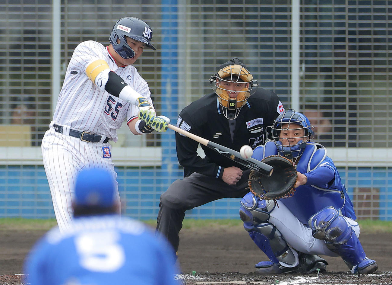 ヤクルト対中日　2回表ヤクルト無死、中二塁打を放つ村上（撮影・河田真司）