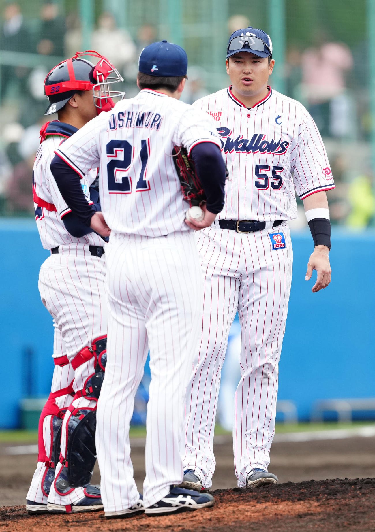 ヤクルト対中日　1回裏、マウンドに集まるヤクルト三塁手村上宗隆（右）（撮影・江口和貴）