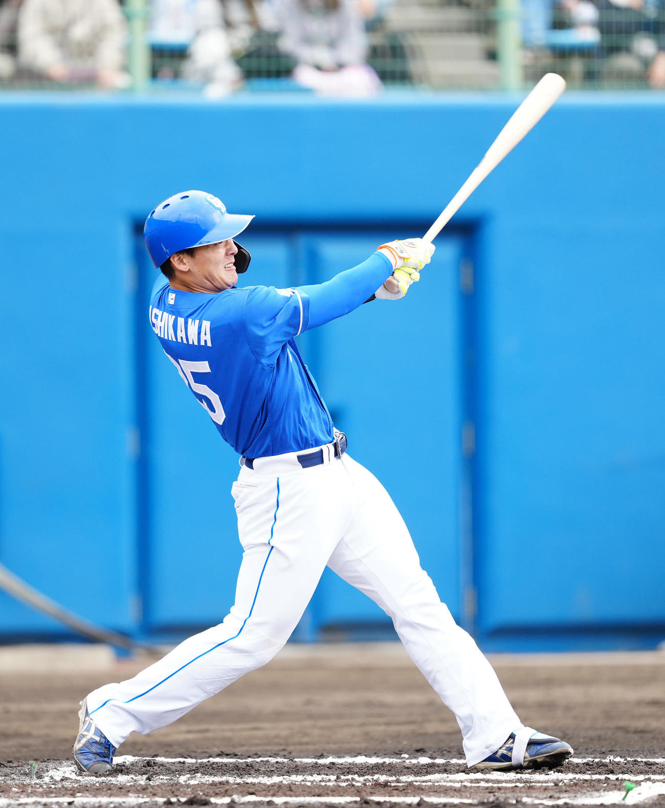 ヤクルト対中日　6回裏中日2死、ソロ本塁打を放つ石川昂（撮影・江口和貴）