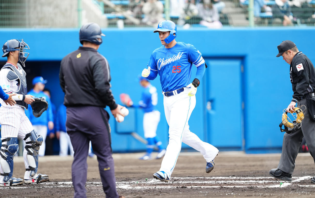 ヤクルト対中日　6回裏中日2死、ソロ本塁打を放ち生還する石川昂（中央）（撮影・江口和貴）