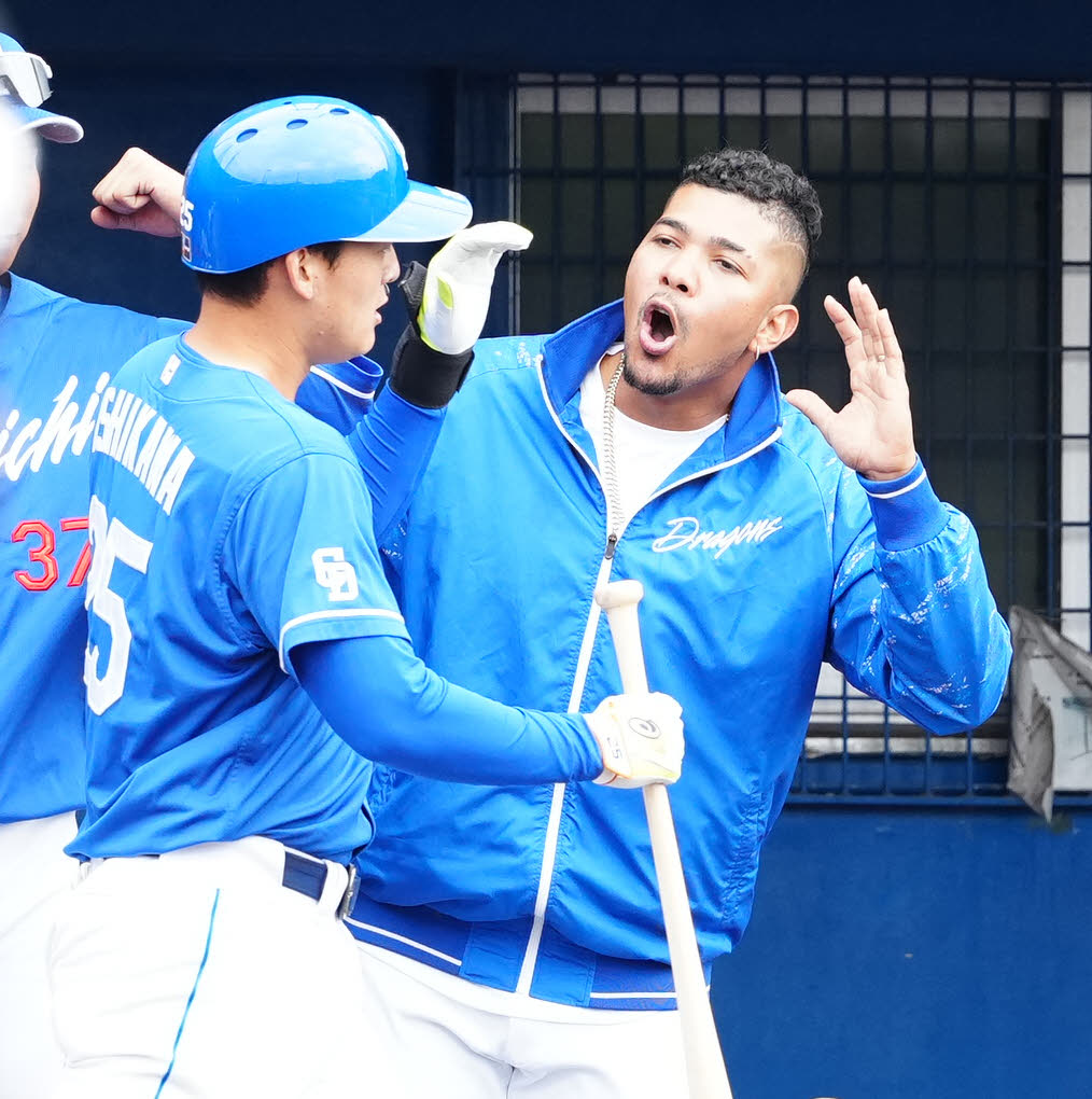 ヤクルト対中日　6回裏中日2死、ソロ本塁打を放った石川昂（左）を迎えるメヒア（撮影・江口和貴）