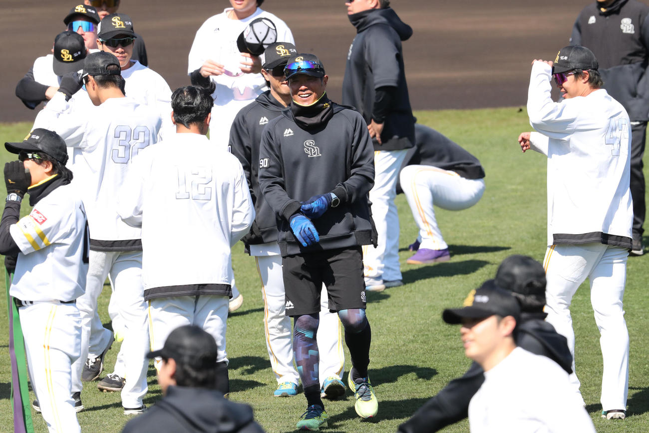 練習前にナインに声をかける小久保監督（撮影・梅根麻紀）
