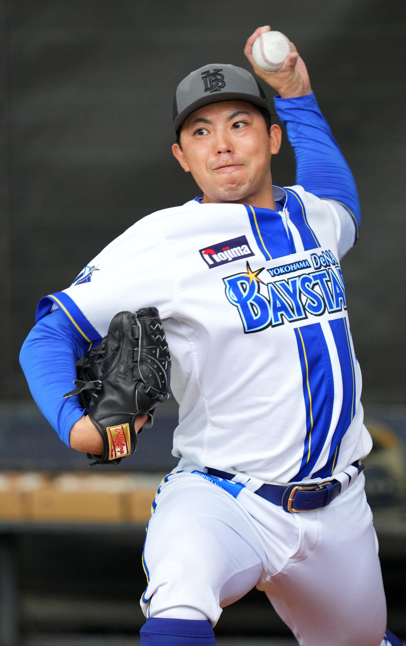 DeNA対ロッテ　ブルペンで投球練習をするDeNA東（撮影・横山健太）